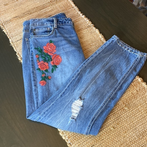 Arizona Jeans Boyfriend Distressed‎ w/Rose Embroidery Size 11